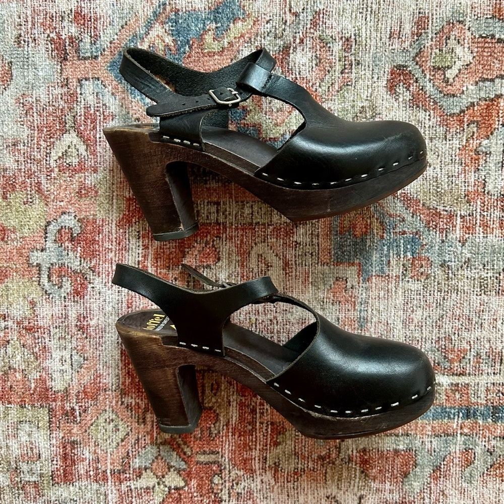 Hasbeens Swedish T-Strap Toffel Clog Heels in Black Leather, Women’s Size 38 7.5